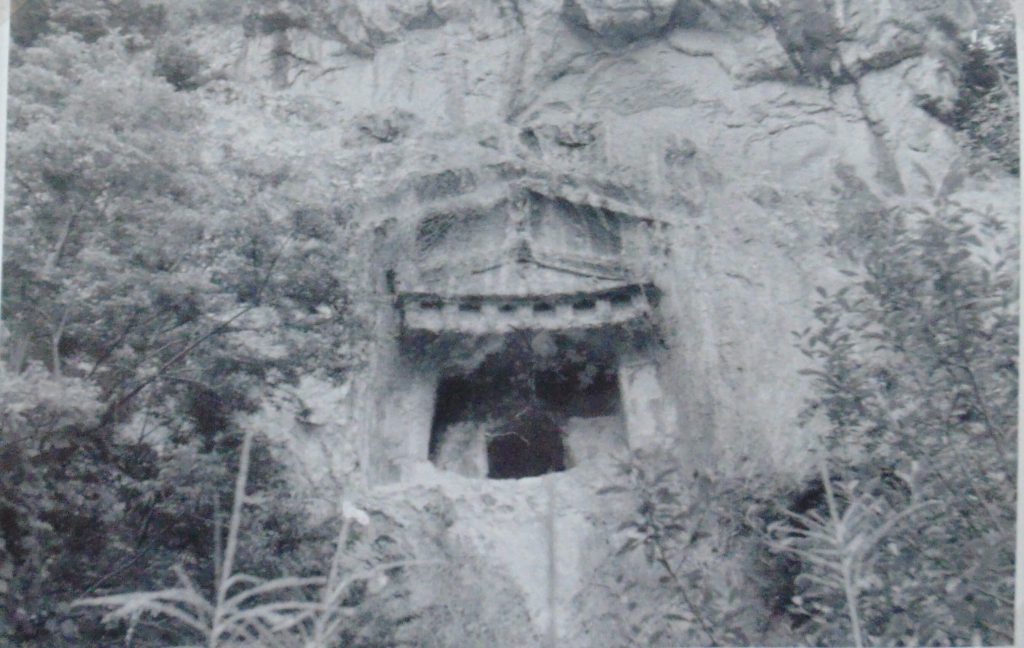 ο λαξευτός τάφος